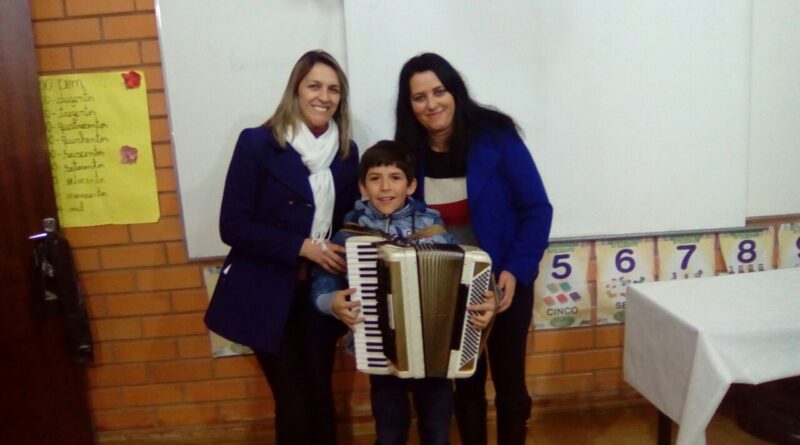 O Acordeonista mirim João Paulo emocionou os pais em sua apresentação.