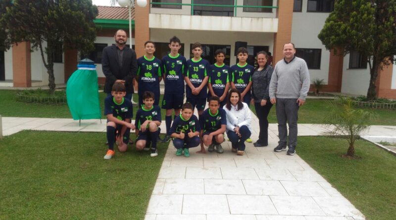 Alunos da escolinha municipal de Futsal conduziram o fogo simbólico do bairro São Luiz até o paço municipal