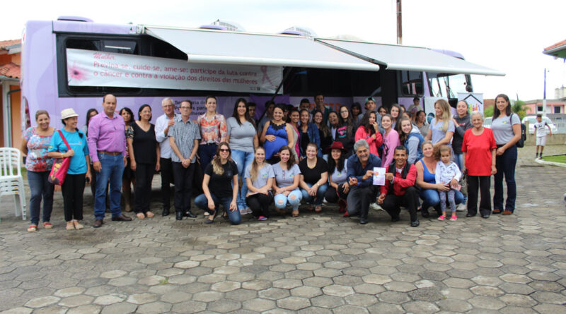 As mulheres contaram com orientação das profissionais do Ônibus Lilás