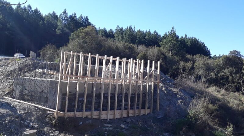 As cabeceiras estão sendo reforçadas e preparadas para a nova ponte