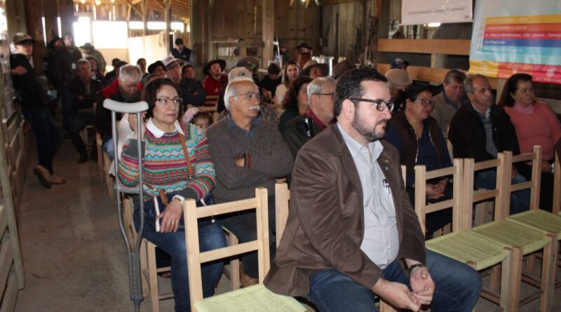 Dezenas do produtores locais participaram do seminário.