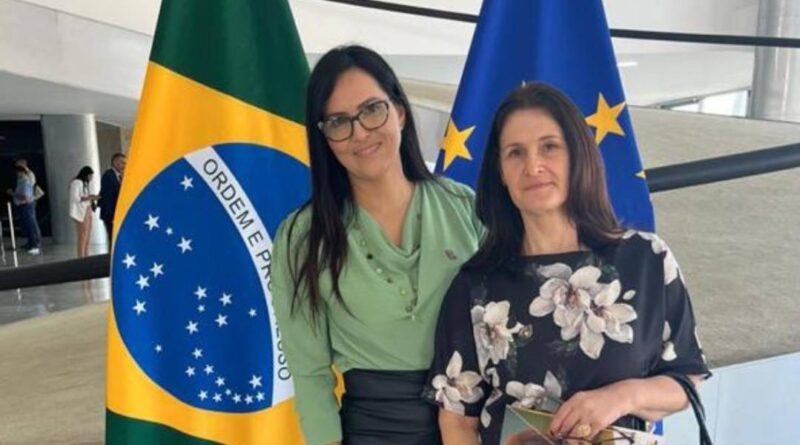 A coordenadora pedagógica, Eliane Sandri, e a professora Carla Murara, representaram Palmeira em solenidade no Palácio do Planalto.