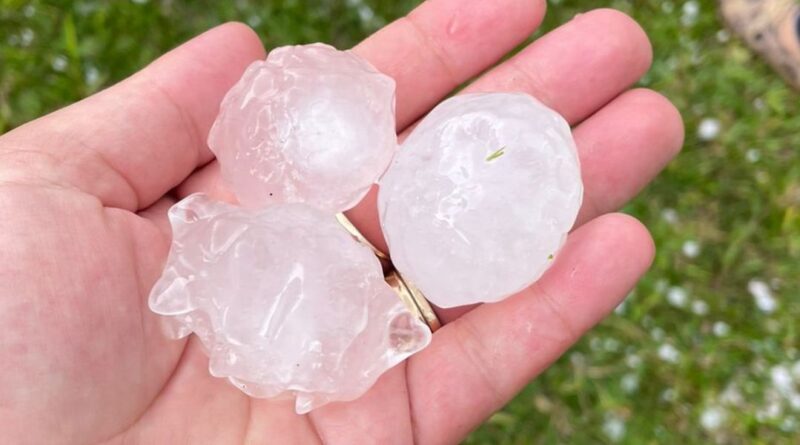 Tempestade de granizo provoca prejuízos no interior do município.