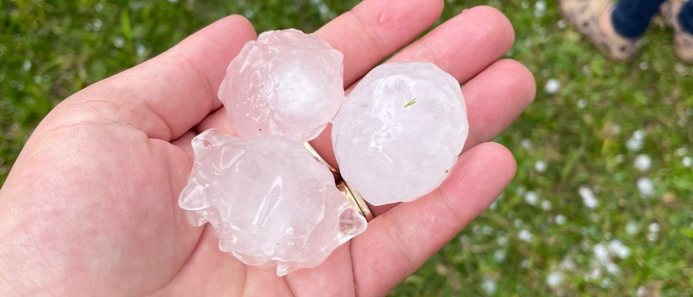 Tempestade de granizo provoca prejuízos no interior do município.